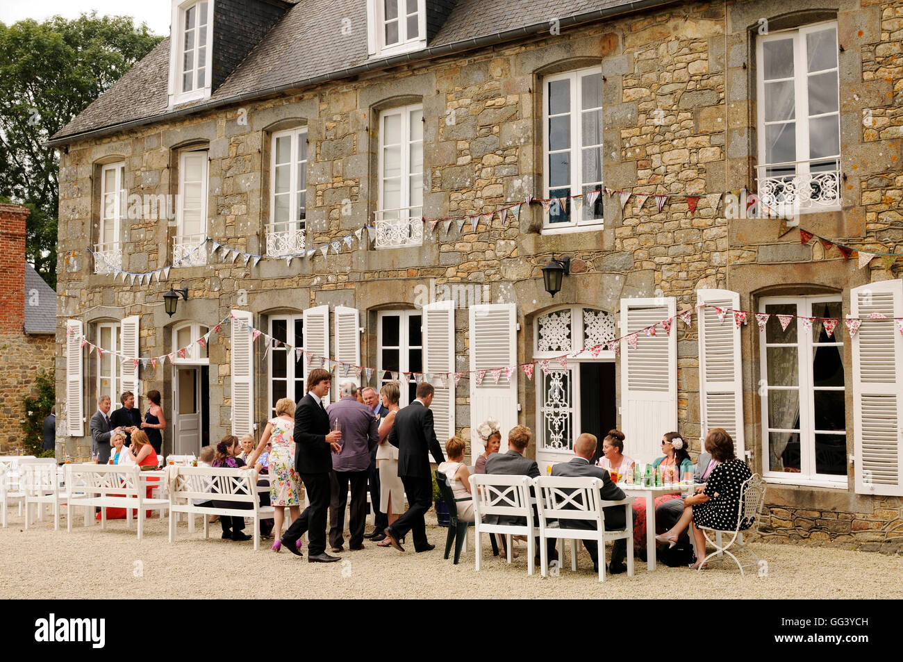 Les invités du mariage dans un château Banque D'Images