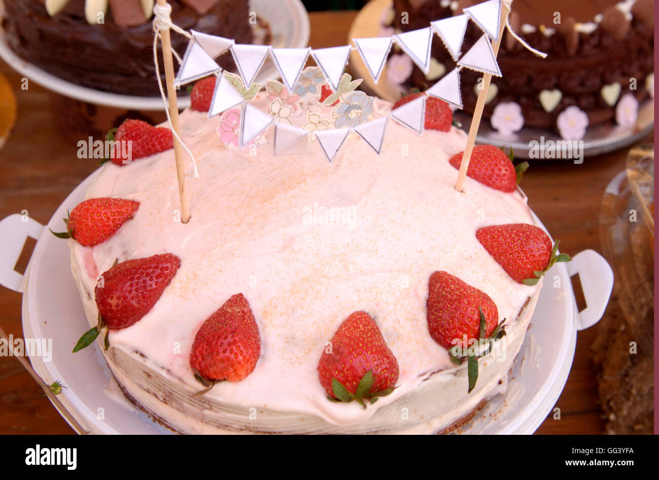 Gâteau décoré avec des fraises Banque D'Images