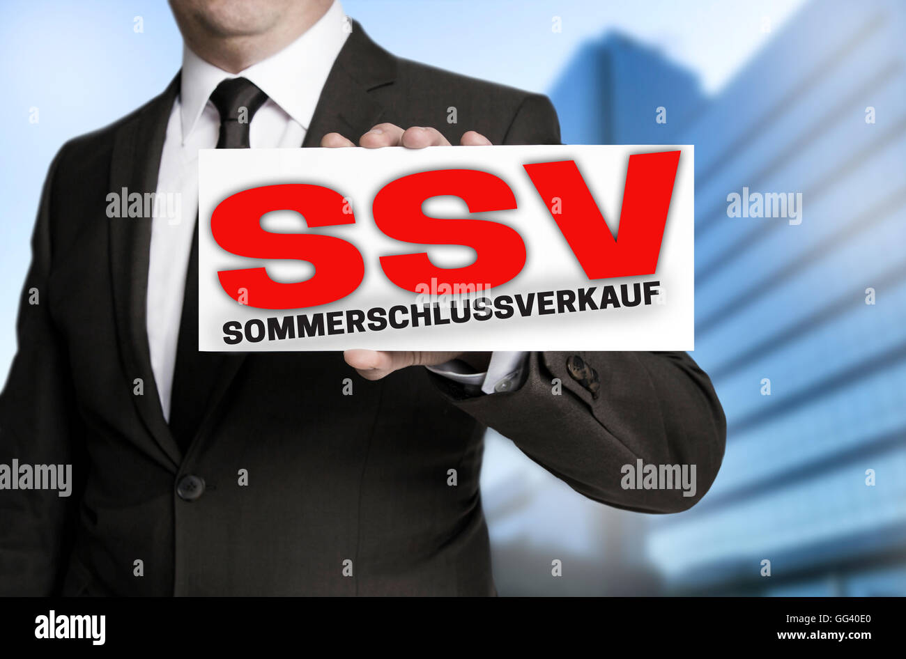 Le SSV sommerschlussverkauf (en allemand) vente de liquidation d'été signe est tenu par l'homme d'affaires. Banque D'Images