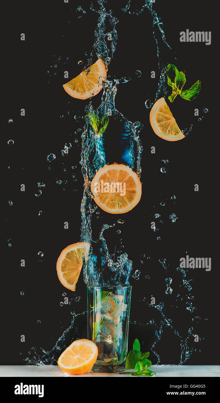 L'antigravité limonade avec le vol des tranches de citron et les éclaboussures d'eau Banque D'Images