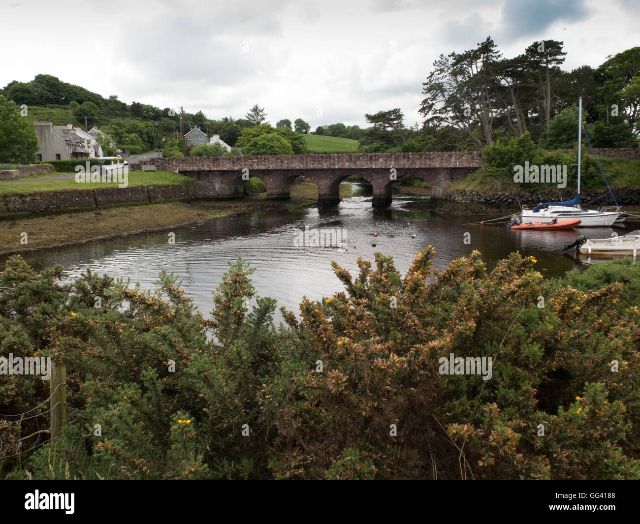 River et dun pont À Cushendun Balleymoney l'Irlande du Nord Banque D'Images