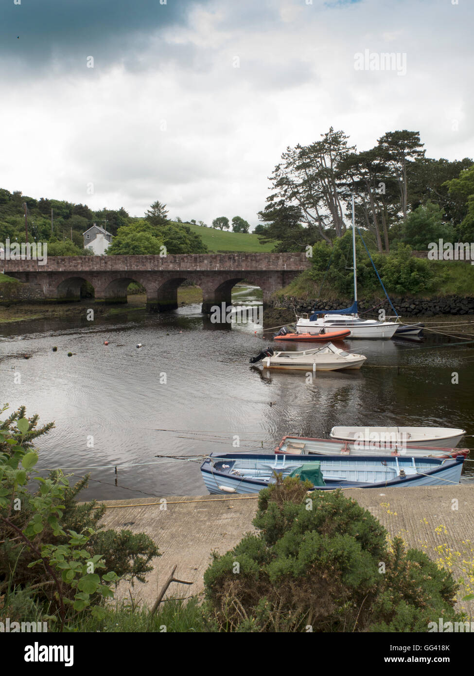 River et dun pont À Cushendun Balleymoney l'Irlande du Nord Banque D'Images