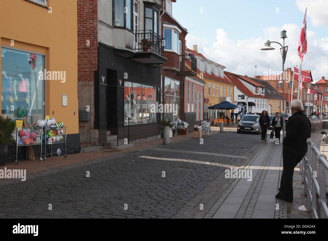 La rue principale, Havnegade, près du port de Stari Grad sur l'île baltique de Bornholm, Danemark Banque D'Images