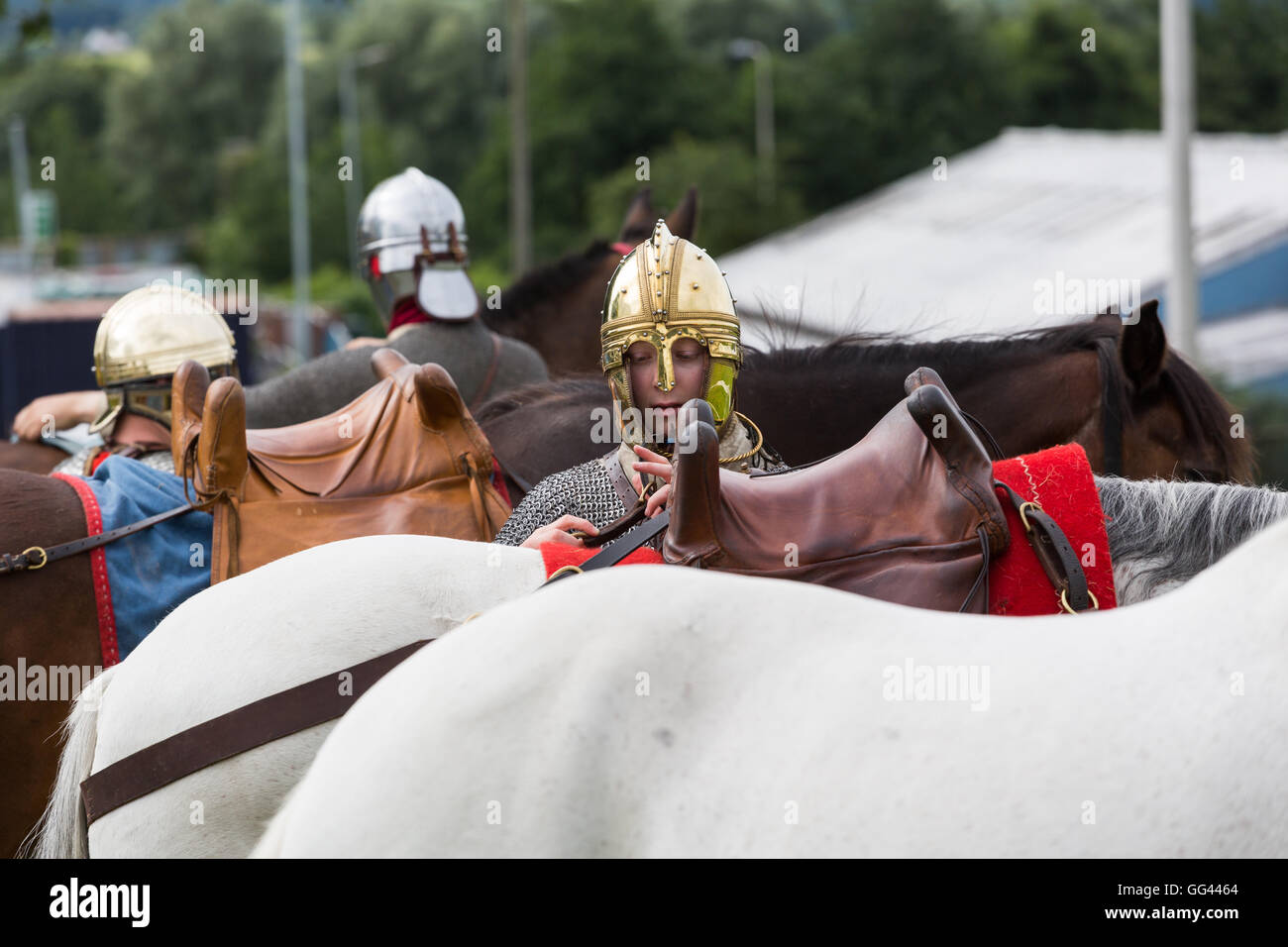Membres de Comitatus, une reconstitution de la société romaine, New York se préparent à effectuer à Carmarthen, pays de Galles Banque D'Images