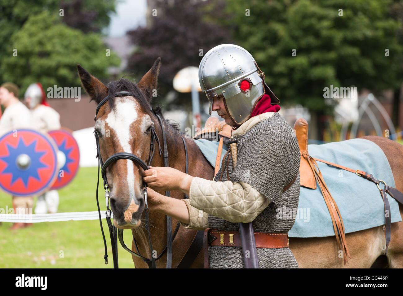 Membres de Comitatus, une reconstitution de la société romaine, New York se préparent à effectuer à Carmarthen, pays de Galles Banque D'Images