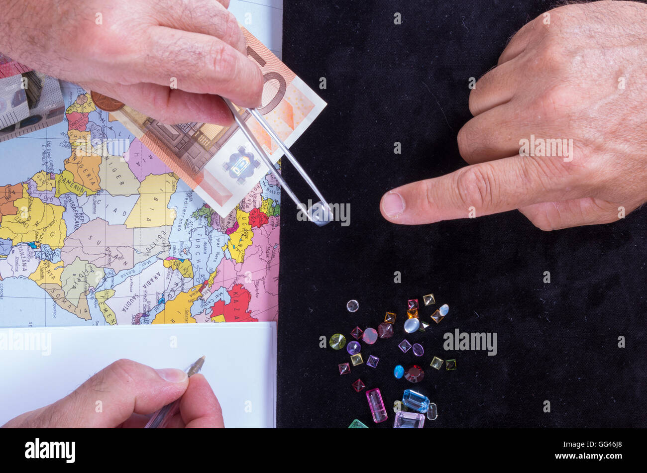 Le client et le vendeur de négocier l'achat d'un lot de pierres précieuses du calcul de la valeur actuelle Banque D'Images