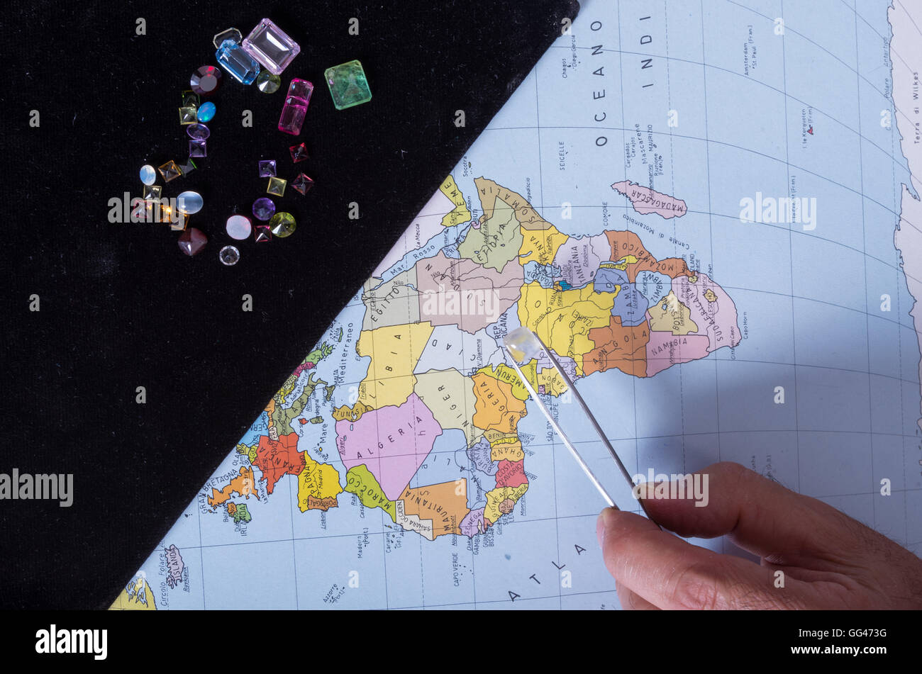 Le client et le vendeur de négocier l'achat d'un lot de pierres précieuses du calcul de la valeur actuelle Banque D'Images