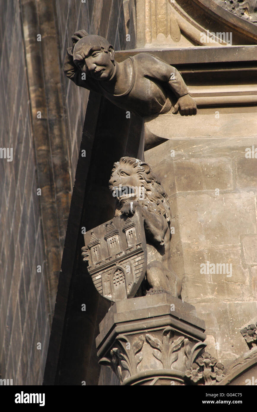 Lion tenant les armoiries de la ville de Prague représentés sur la Tour Poudrière de Prague, en République tchèque. Banque D'Images