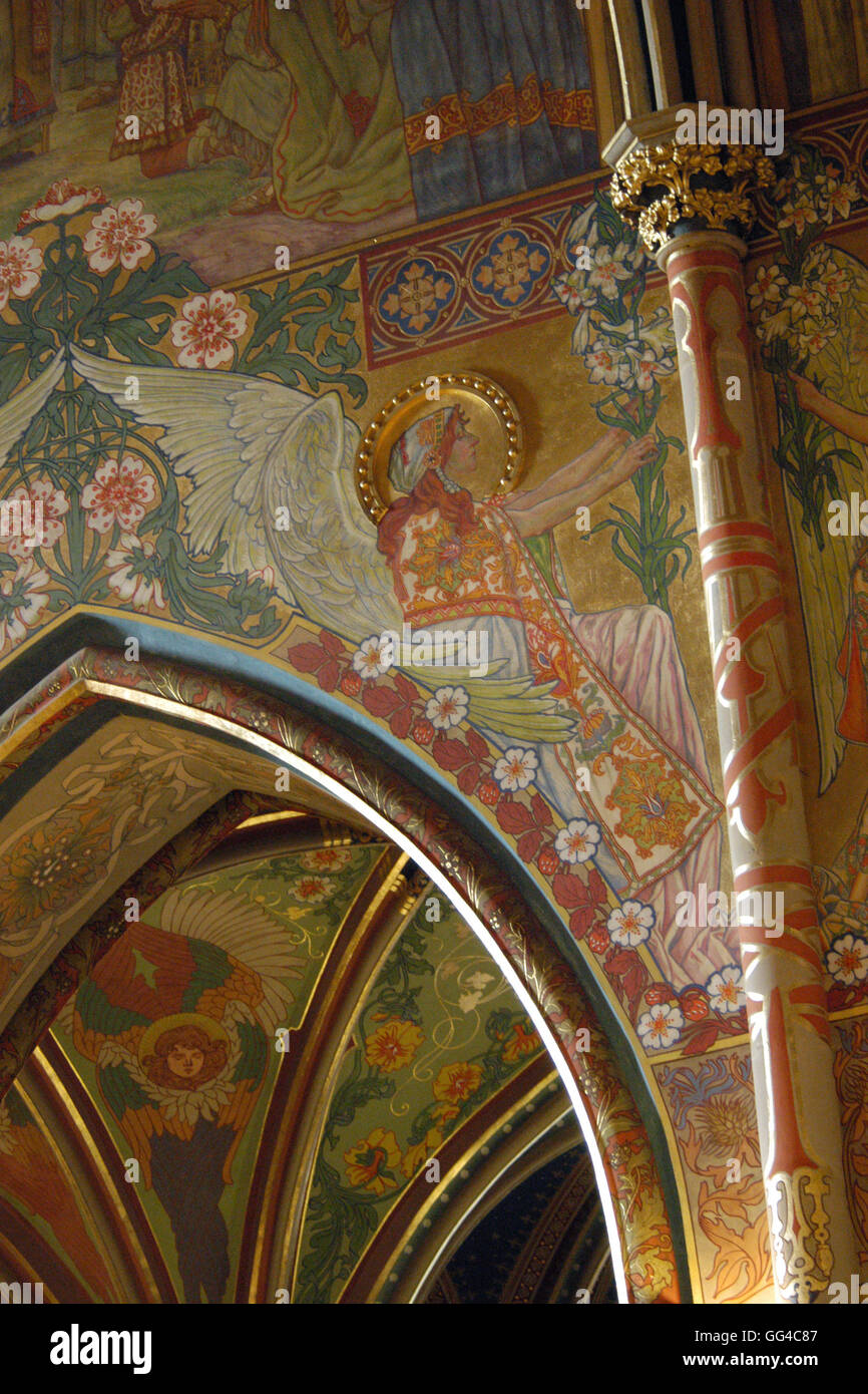 Angel dépeint dans l'Art Nouveau peintures murales de 1901-1903 par l'artiste tchèque Frantisek Urban et son épouse Marie Urbanova-Zahradnicka dans la basilique des Saints Pierre et Paul à Vyšehrad à Prague, République tchèque. Banque D'Images