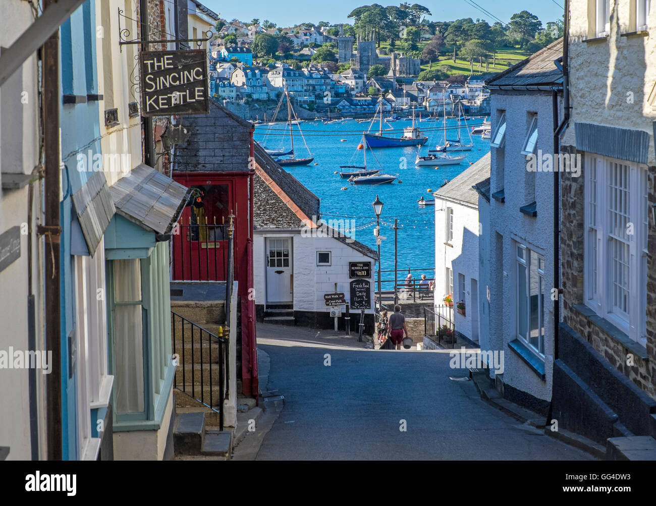 Polruan, un typique village de pêcheurs de Cornouailles, a des rues menant jusqu'au port sur la rivière Fowey Banque D'Images