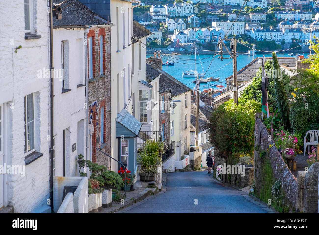 Polruan, un typique village de pêcheurs de Cornouailles, a des rues menant jusqu'au port sur la rivière Fowey Banque D'Images