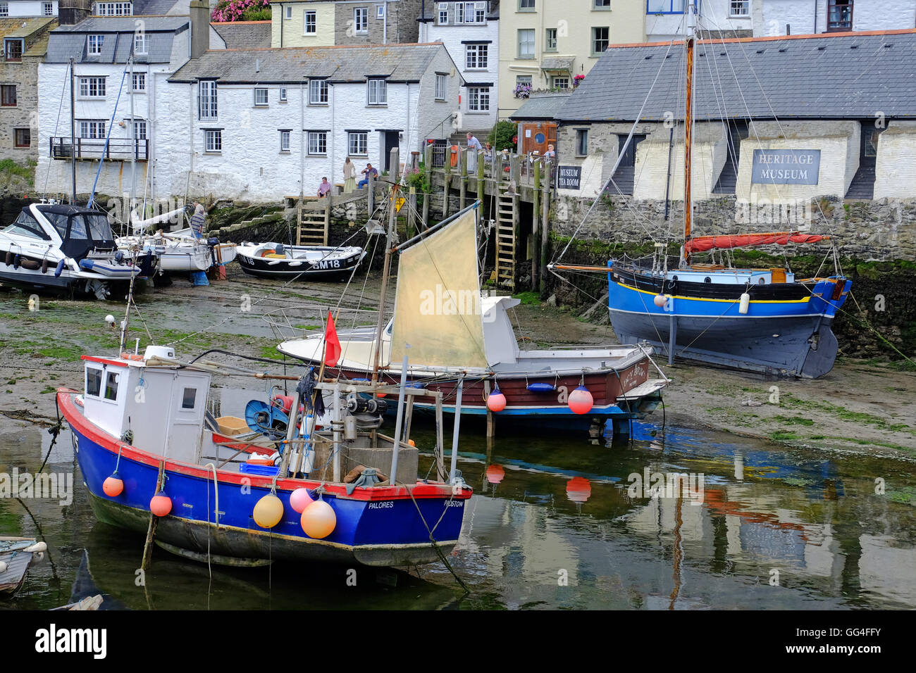 Marée basse à port de Polperro en Cornouailles , l'un des plus beaux comtés de villages de pêcheurs et des destinations touristiques les plus populaires. Banque D'Images