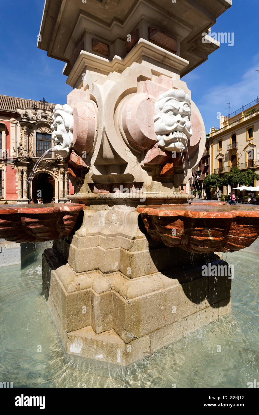 Détail de la base de la fontaine d'eau montrant les bassins et les visages contenant le bec à la Plaza Virgen de los Reyes Banque D'Images