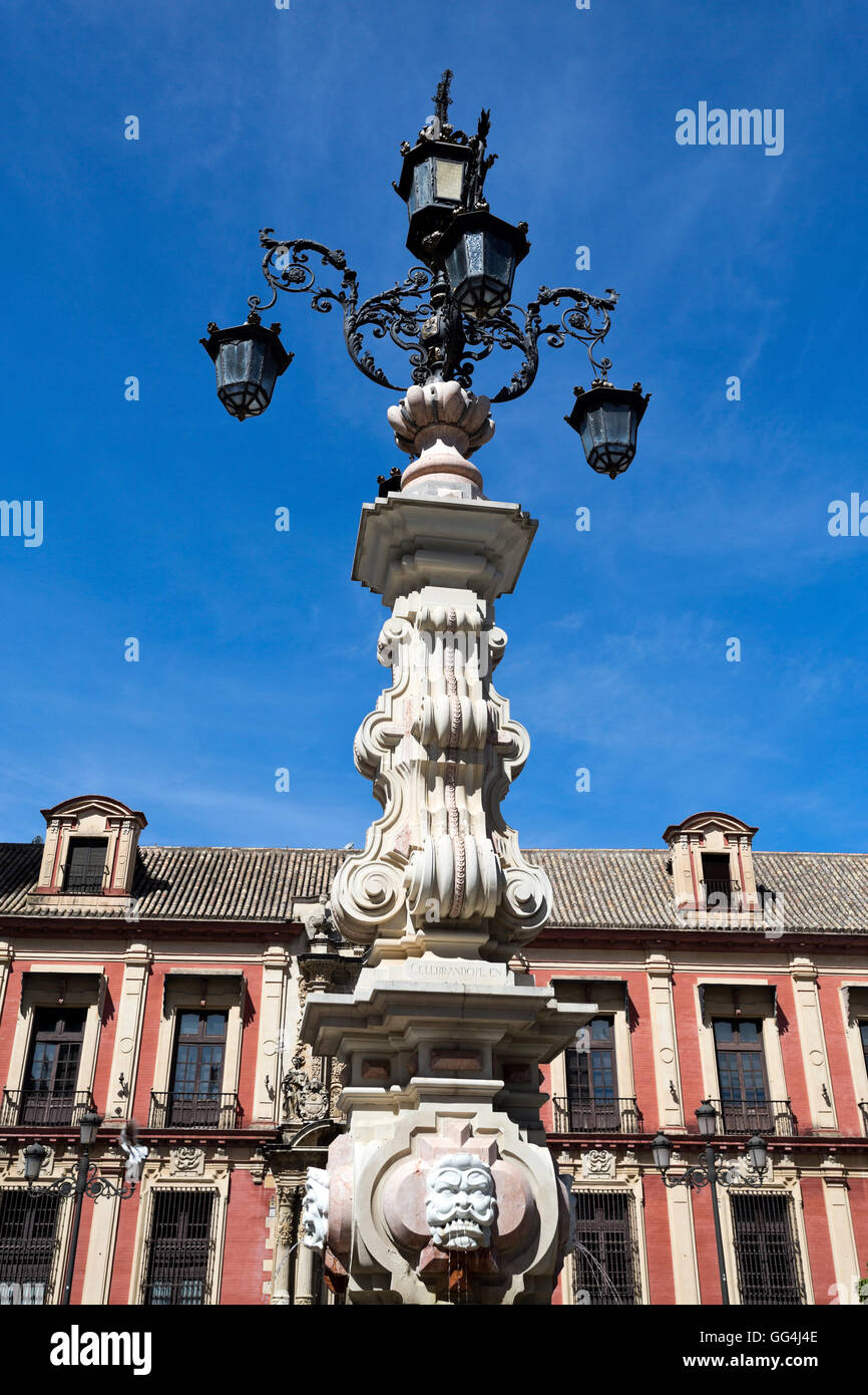 Détail de la fontaine d'eau en face de l'archevêque au Palace Plaza Virgen de los Reyes en Séville, Espagne Banque D'Images