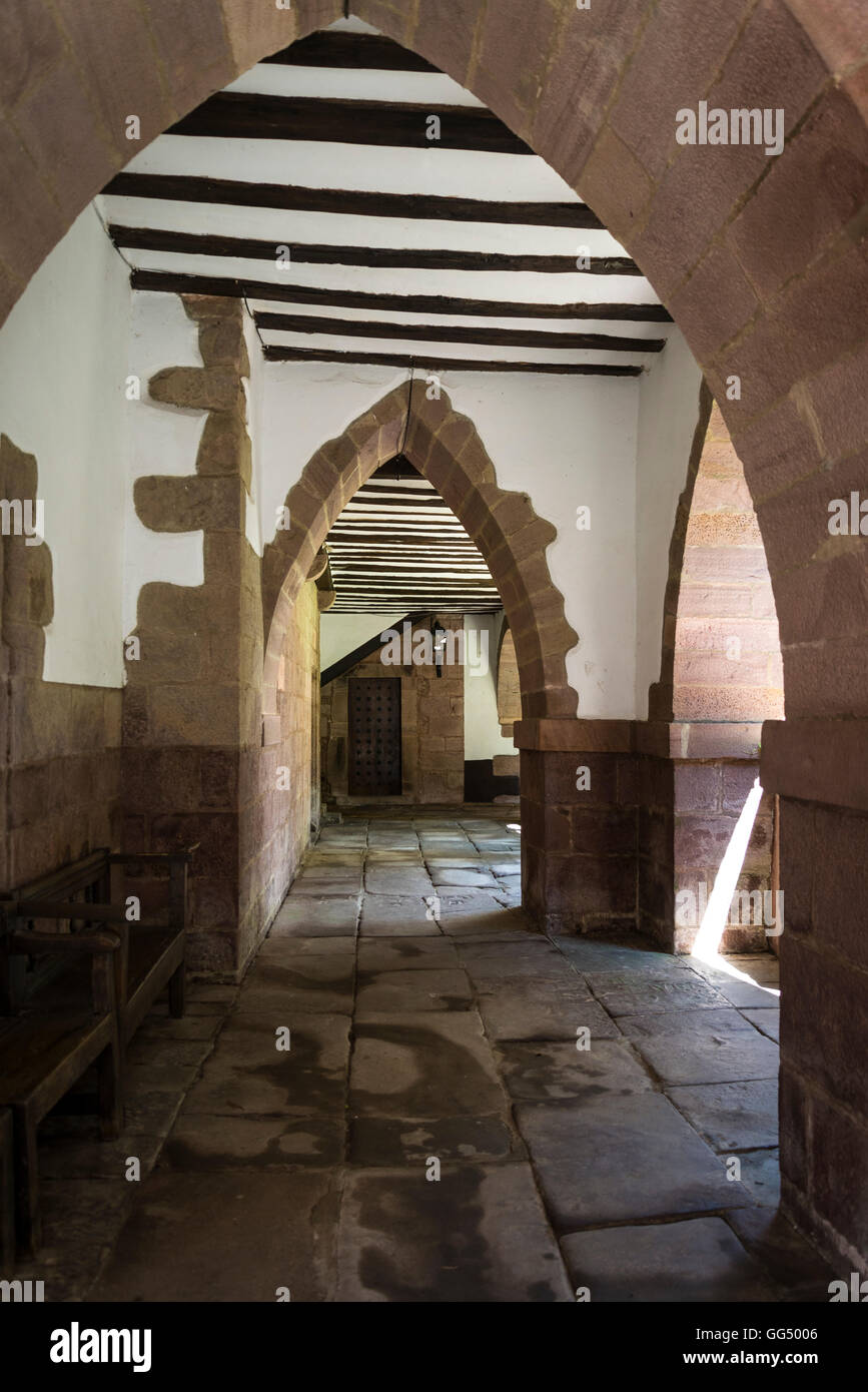 Cloître de l'église, village Erratzu, la Navarre, le nord de l'Espagne Banque D'Images