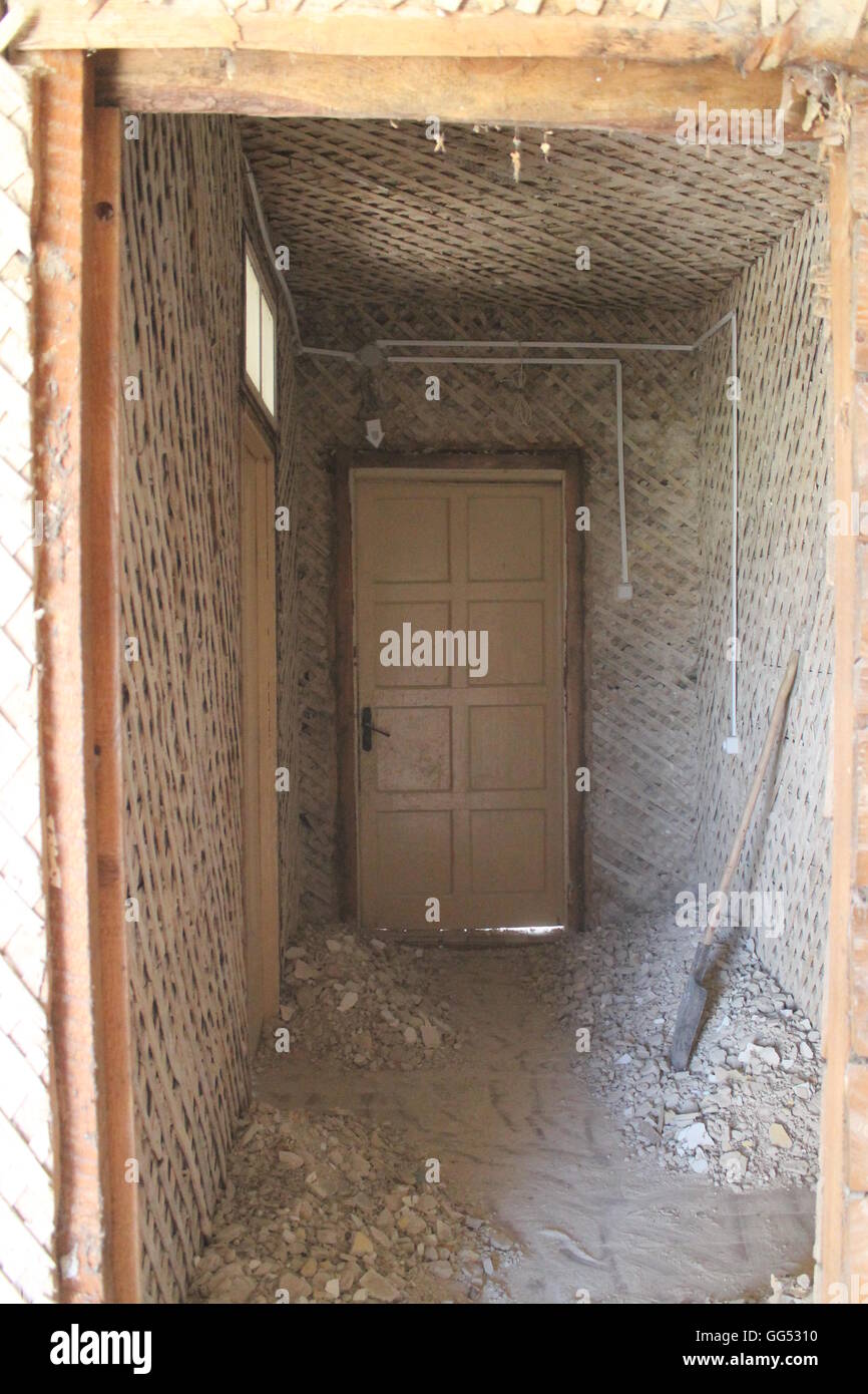 Couloir vide avec carcasse en bois sur les murs et au plafond se préparer pour la reconstruction et moderne dans mon frère Banque D'Images