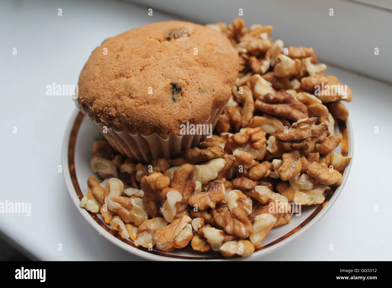 Belle et aux raisins muffins végétariens avec croûte d'or sur la plaque avec les noix nice tea-time Banque D'Images