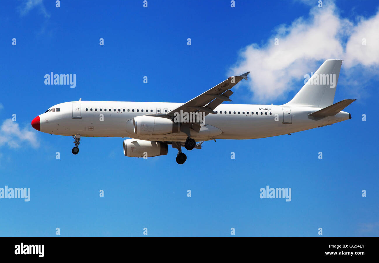 Danish Air Transport Airbus A320-200 à l'approche de l'aéroport El Prat de Barcelone, Espagne. Banque D'Images