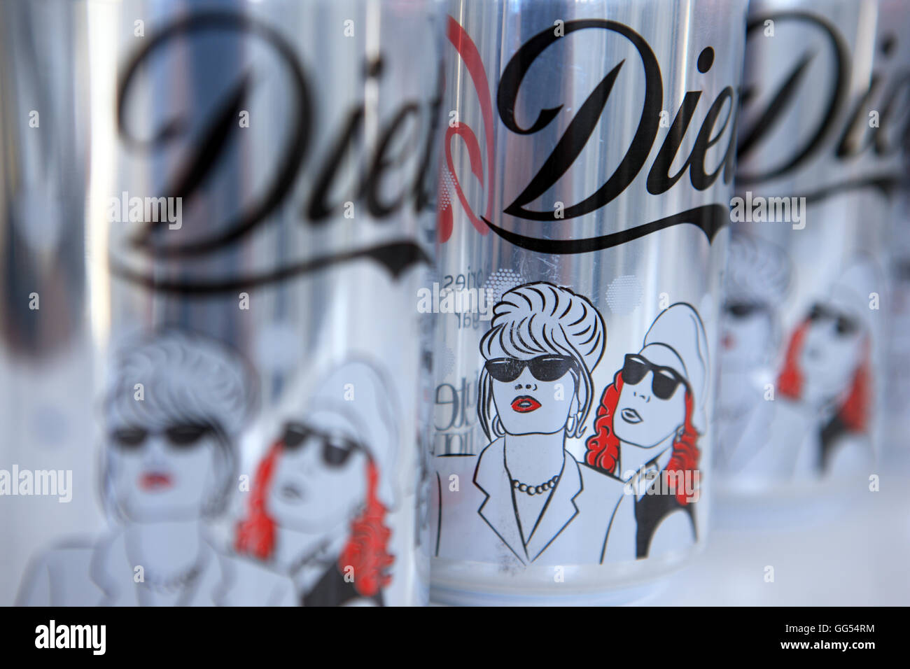 Diet Coke cans promouvoir l'Absolument fabuleux nouveau film Banque D'Images