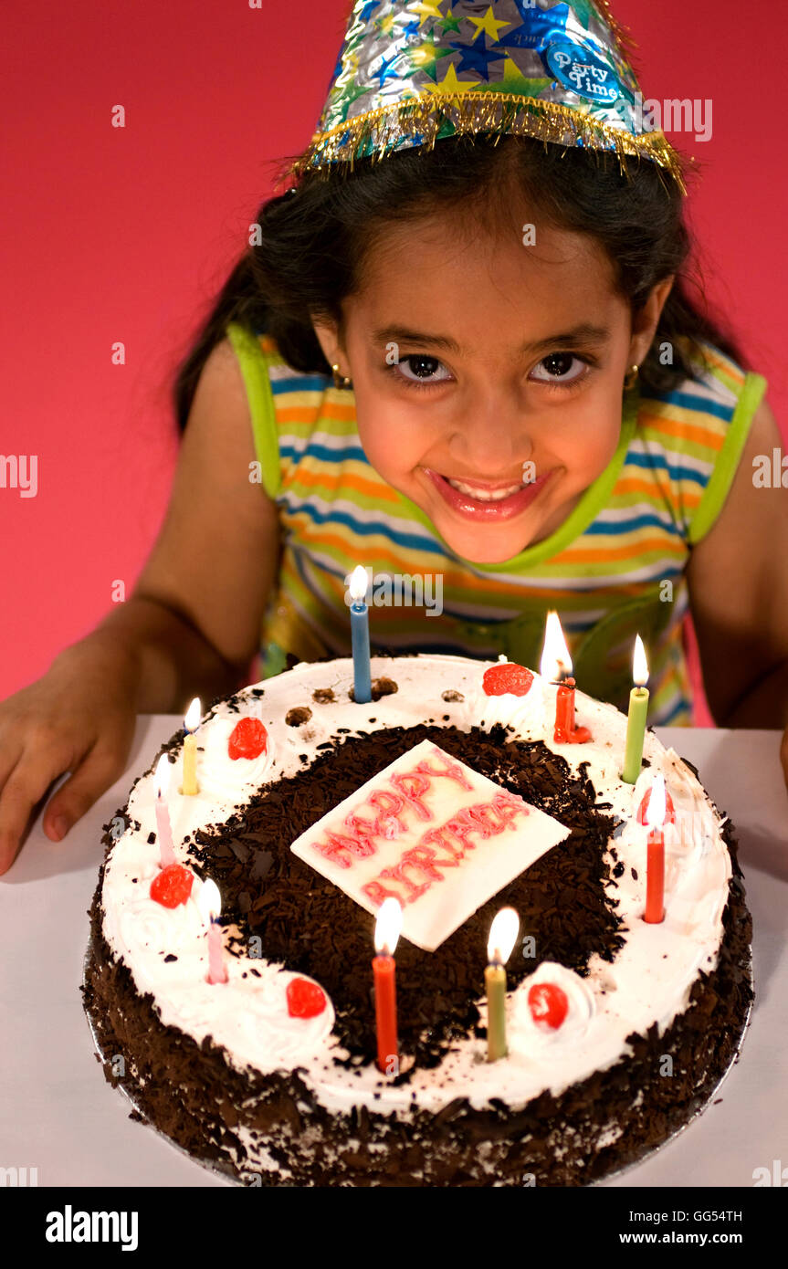 Une fille avec son gâteau d'anniversaire Banque D'Images