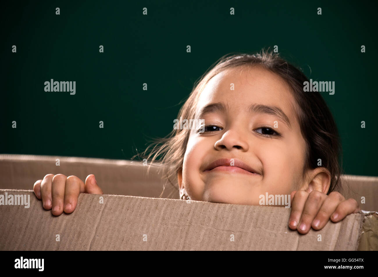 Petite fille dans une boîte en carton Banque D'Images