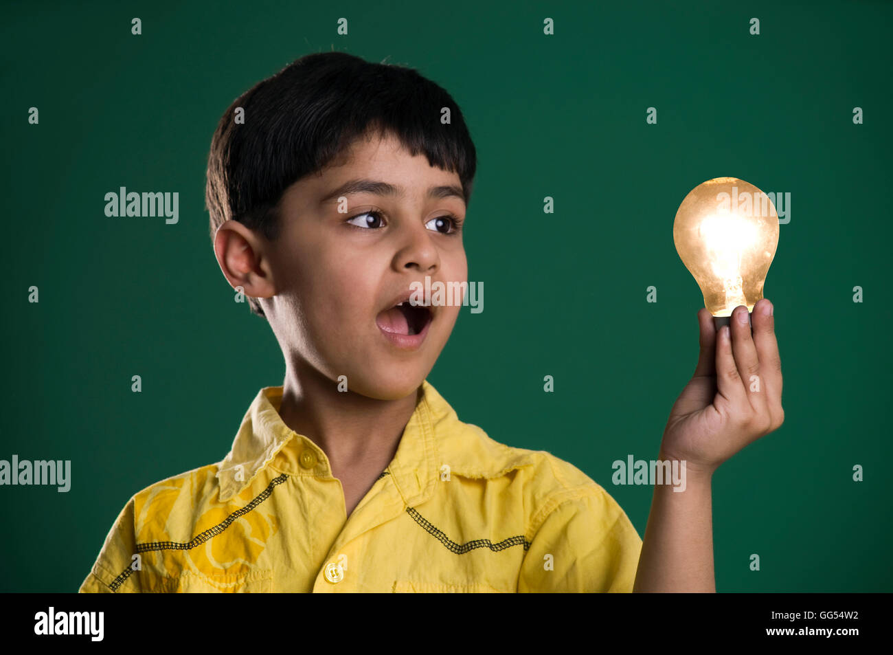 Un garçon à la recherche d'une ampoule à Banque D'Images