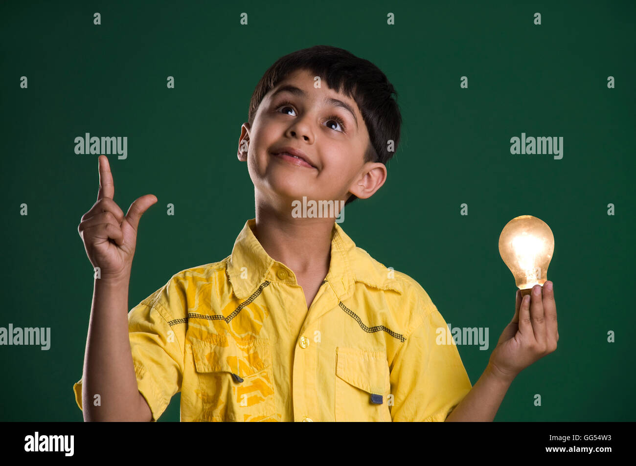 Un garçon avec une idée lumineuse Banque D'Images