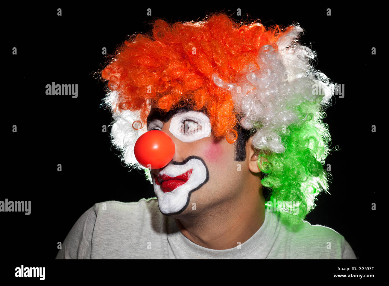 Close-up de clown homme sérieux sur fond blanc Banque D'Images