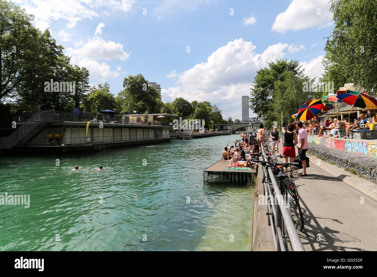 Les gens apprécient le soleil d'été à côté de la rivière Limmat dans au Letten à Zürich, Suisse. Banque D'Images
