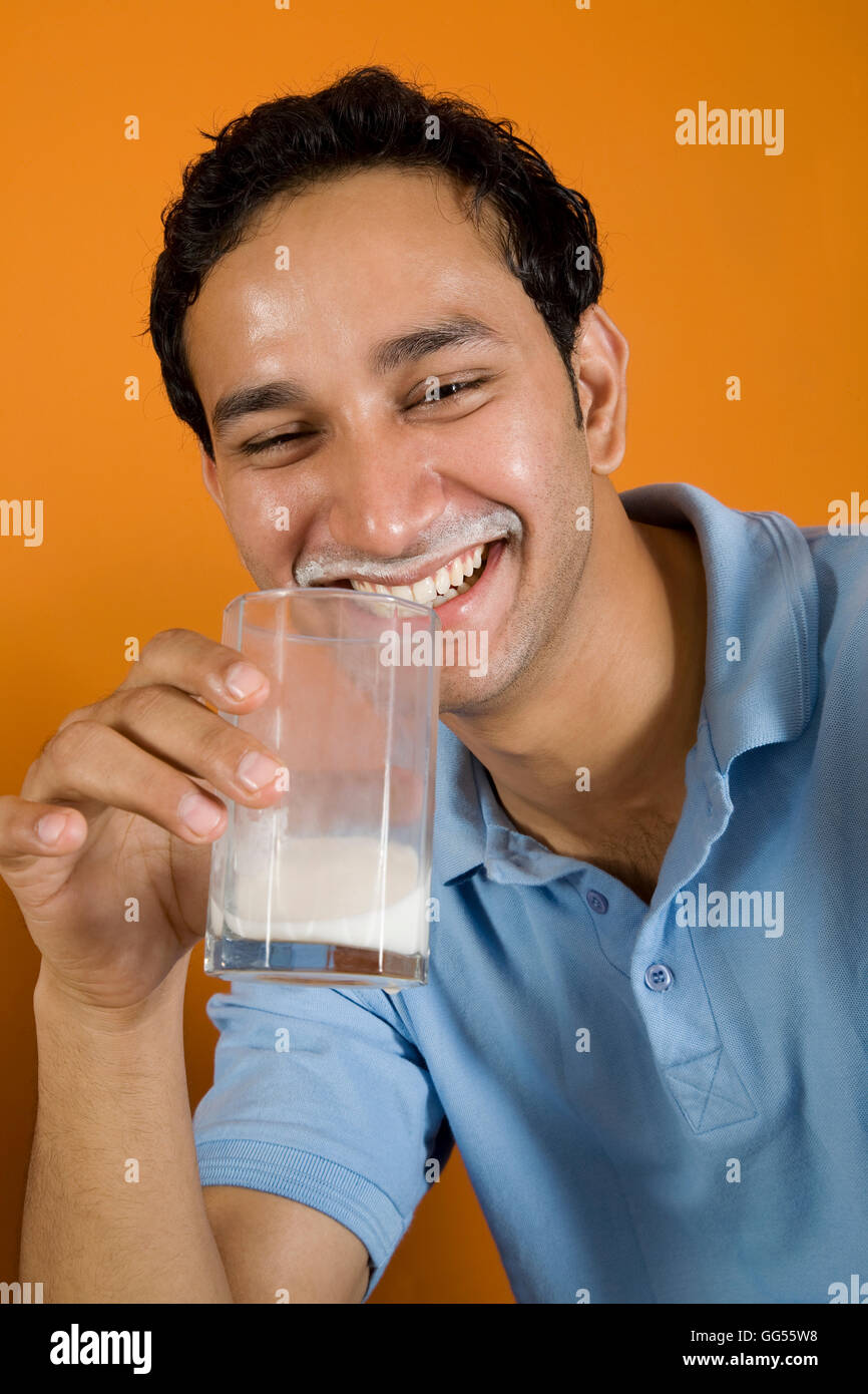 L'homme de boire un verre de lait Photo Stock - Alamy