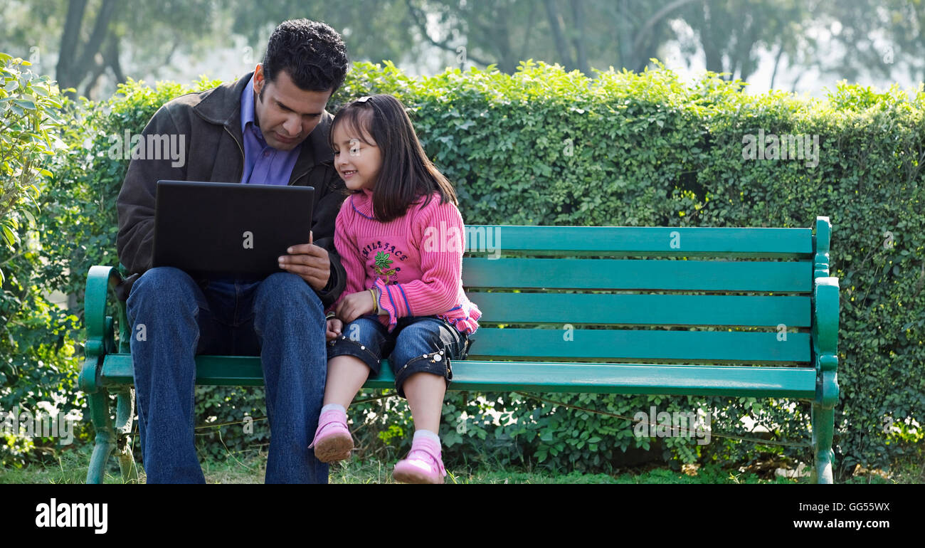 Père et fille avec un ordinateur portable Banque D'Images