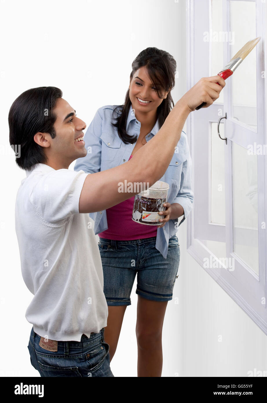 Man painting une fenêtre Banque D'Images