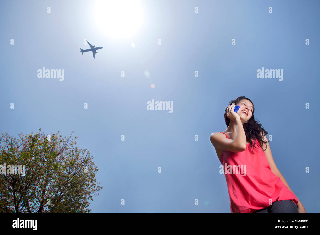Low angle view of woman having conversation on cell phone Banque D'Images