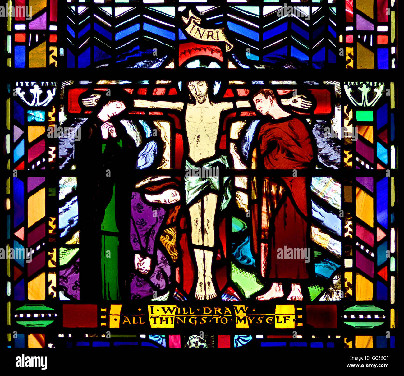 Londres, Angleterre, Royaume-Uni. L'église St Etheldreda à Ely Place. Vitrail : Crucifixion Banque D'Images