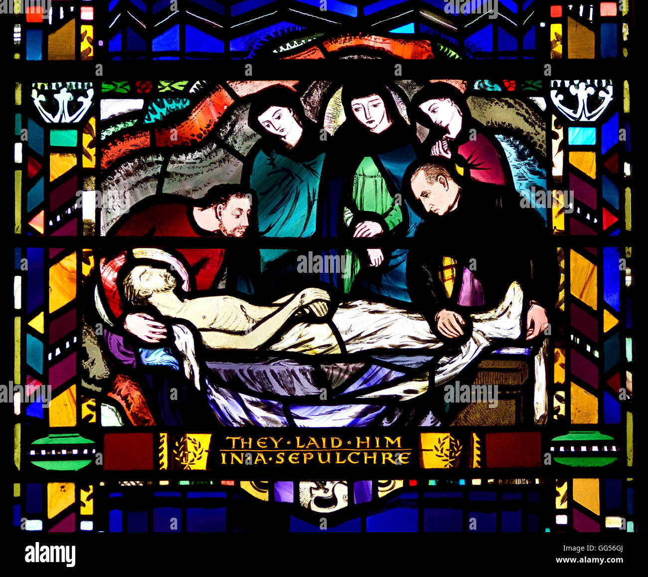 Londres, Angleterre, Royaume-Uni. L'église St Etheldreda à Ely Place. Vitrail : le corps du Christ mis dans un sépulcre Banque D'Images