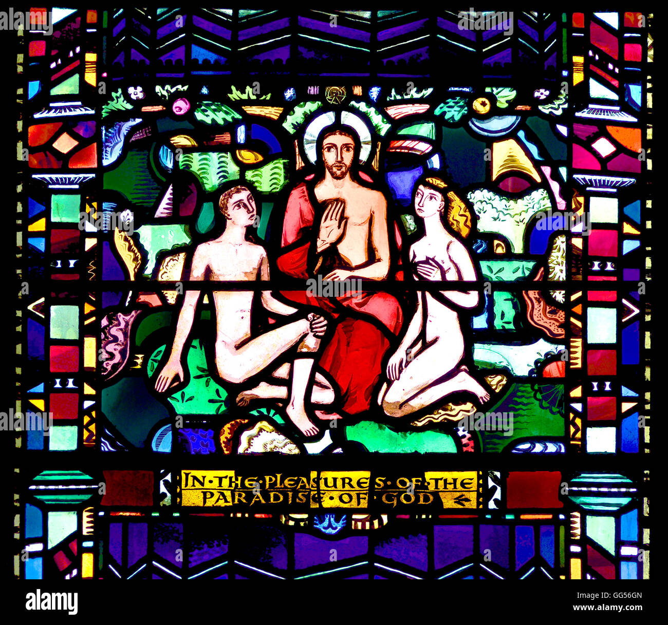 Londres, Angleterre, Royaume-Uni. L'église St Etheldreda à Ely Place. Vitrail : Adam et Eve dans le jardin d'Eden Banque D'Images