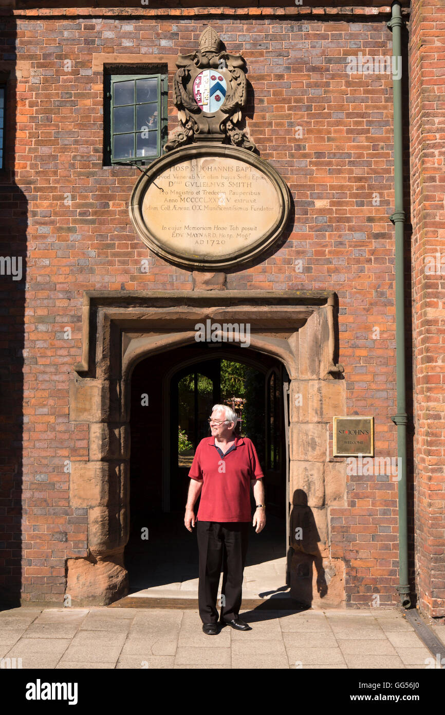 Royaume-uni, Angleterre, Staffordshire, Lichfield, l'hôpital St Jean, C16th hospices, l'homme à l'entrée Banque D'Images