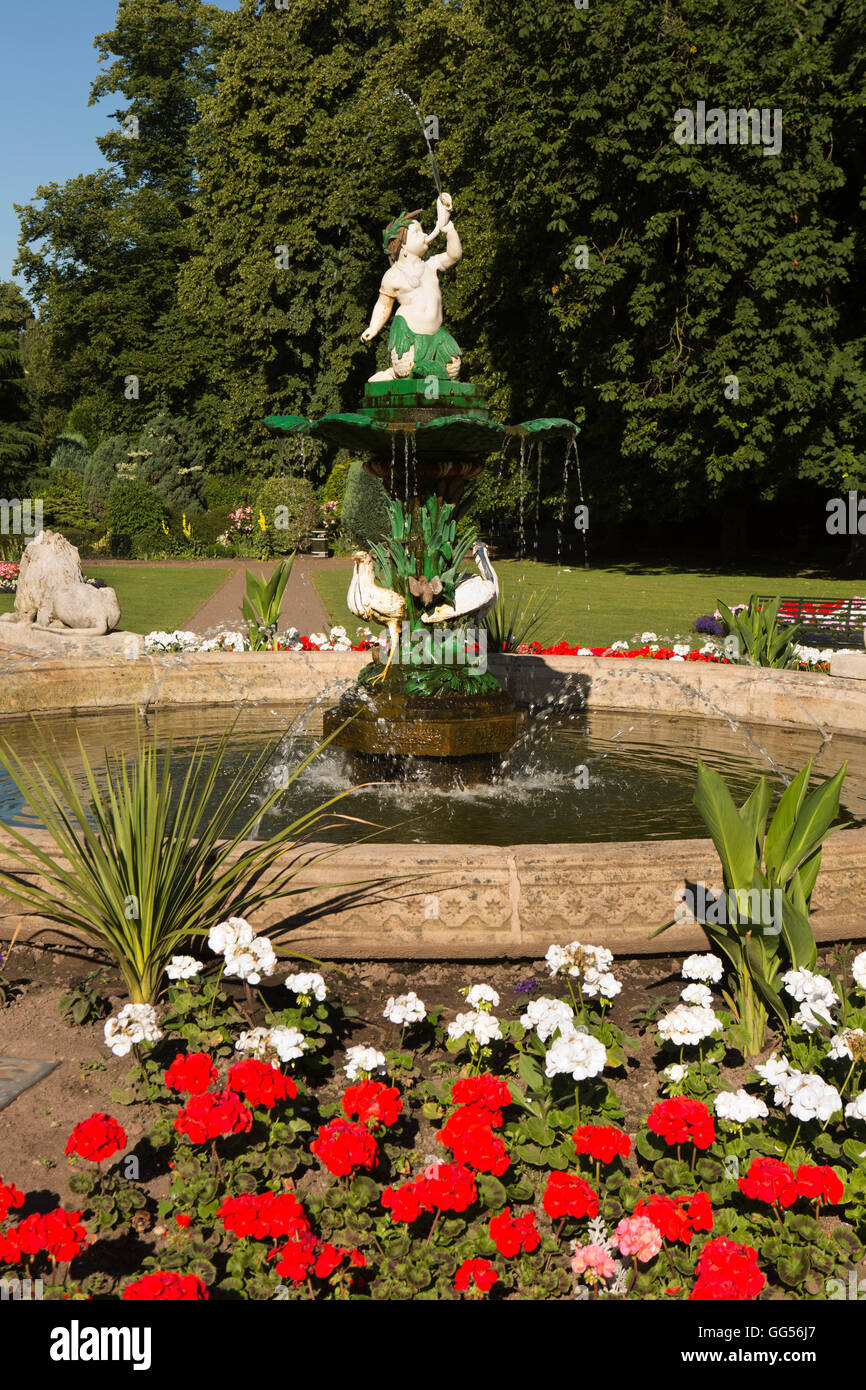 Royaume-uni, Angleterre, Staffordshire, Lichfield, Musée Jardins, chancelier du droit de plantation de fleurs fontaine Banque D'Images