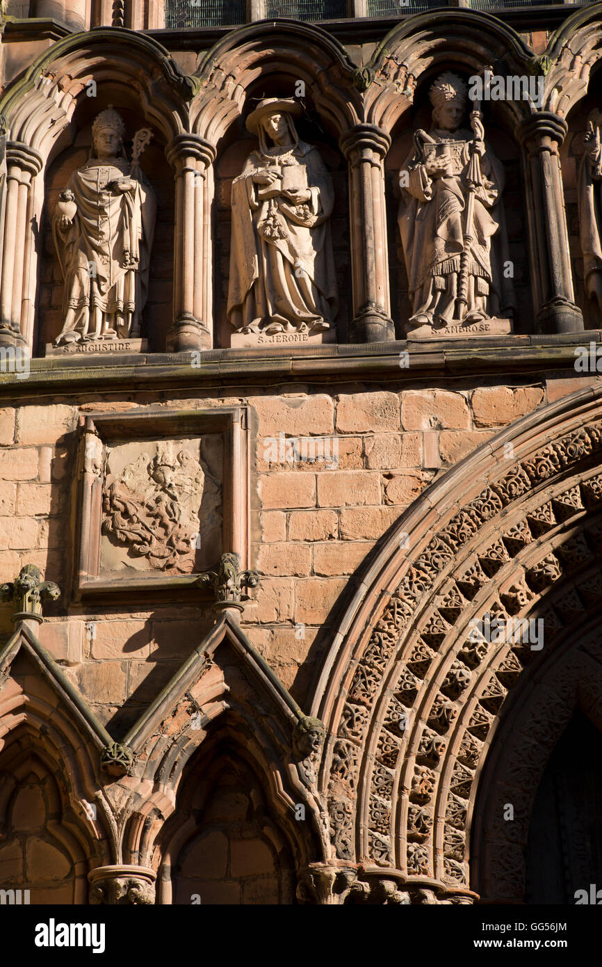 Royaume-uni, Angleterre, Staffordshire, Lichfield, Cathédrale, statues de saints au-dessus de la porte sud Banque D'Images