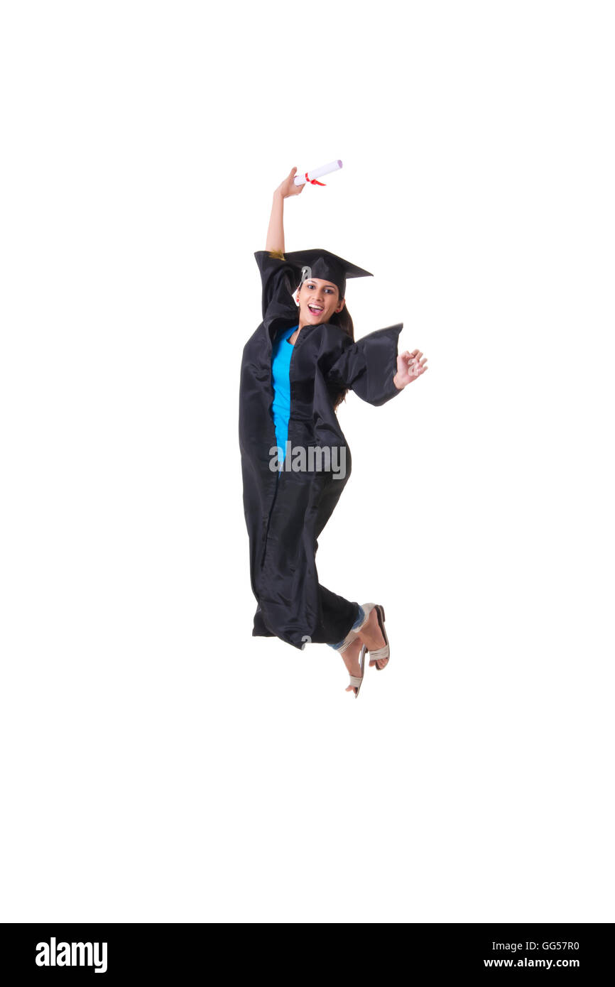 Portrait d'étudiant diplômé excité saute au-dessus de fond blanc Banque D'Images