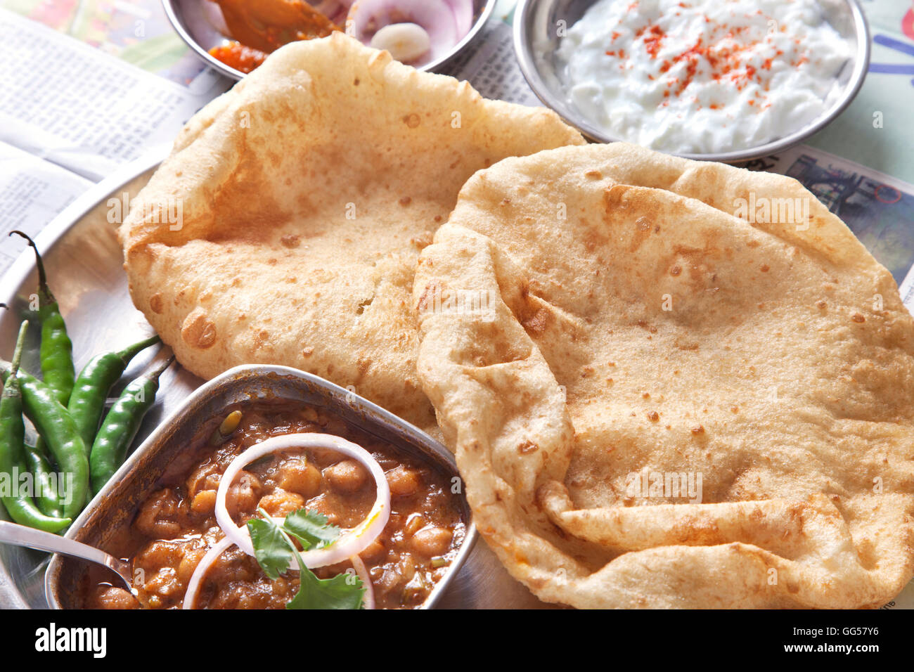 Close-up chole bhature servi à table Banque D'Images