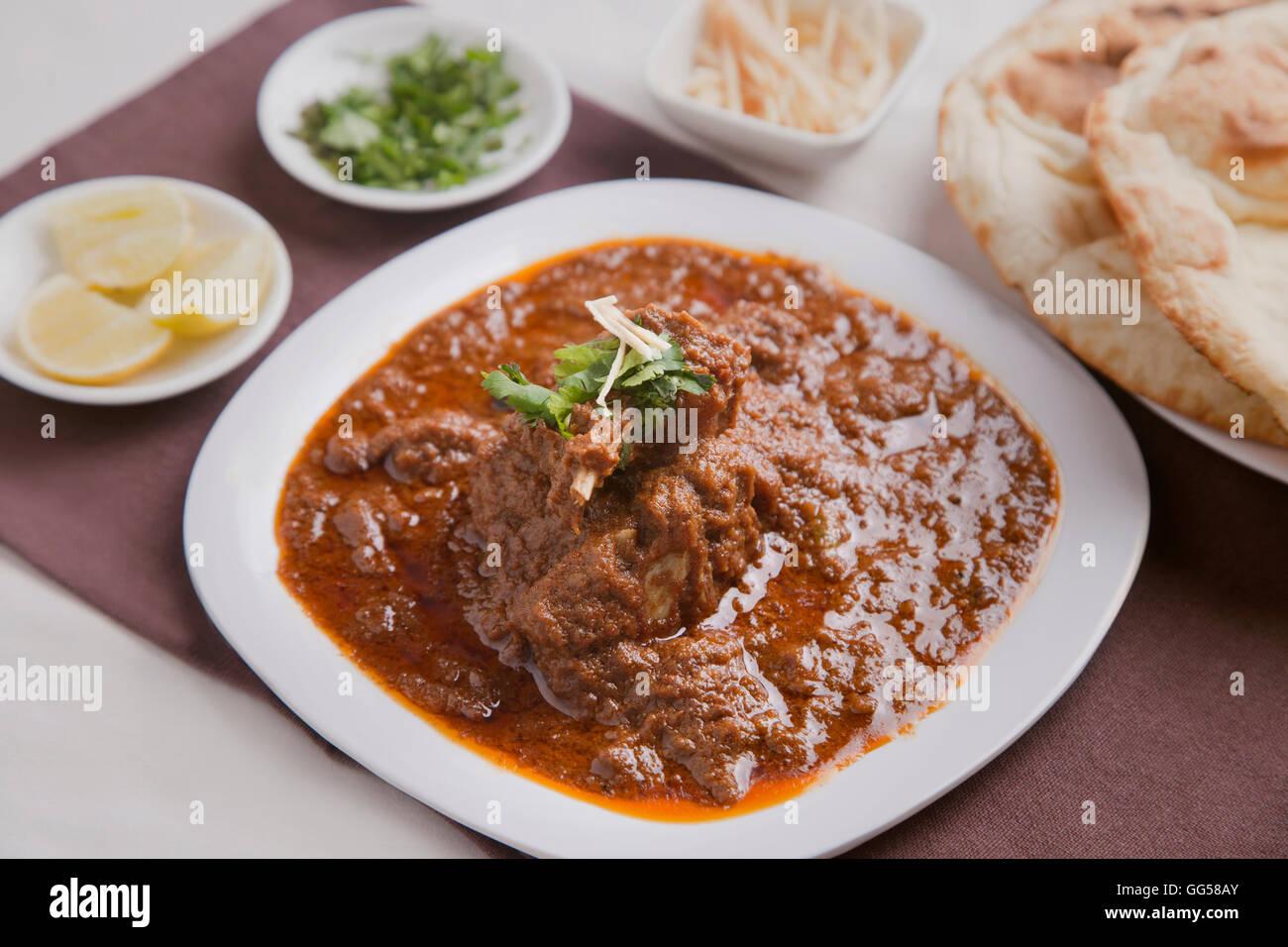 Close-up de délicieux curry de mouton sur la table Banque D'Images