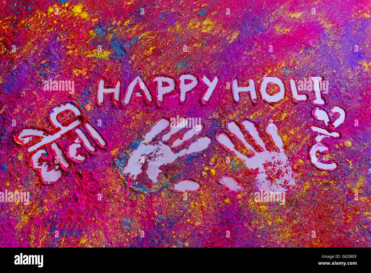 Handprints avec HAPPY Holi écrit sur rangoli Banque D'Images