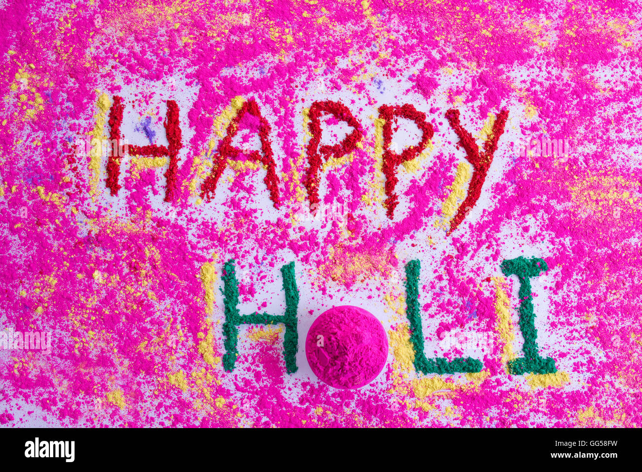 HAPPY Holi écrit avec gulal colorés Banque D'Images