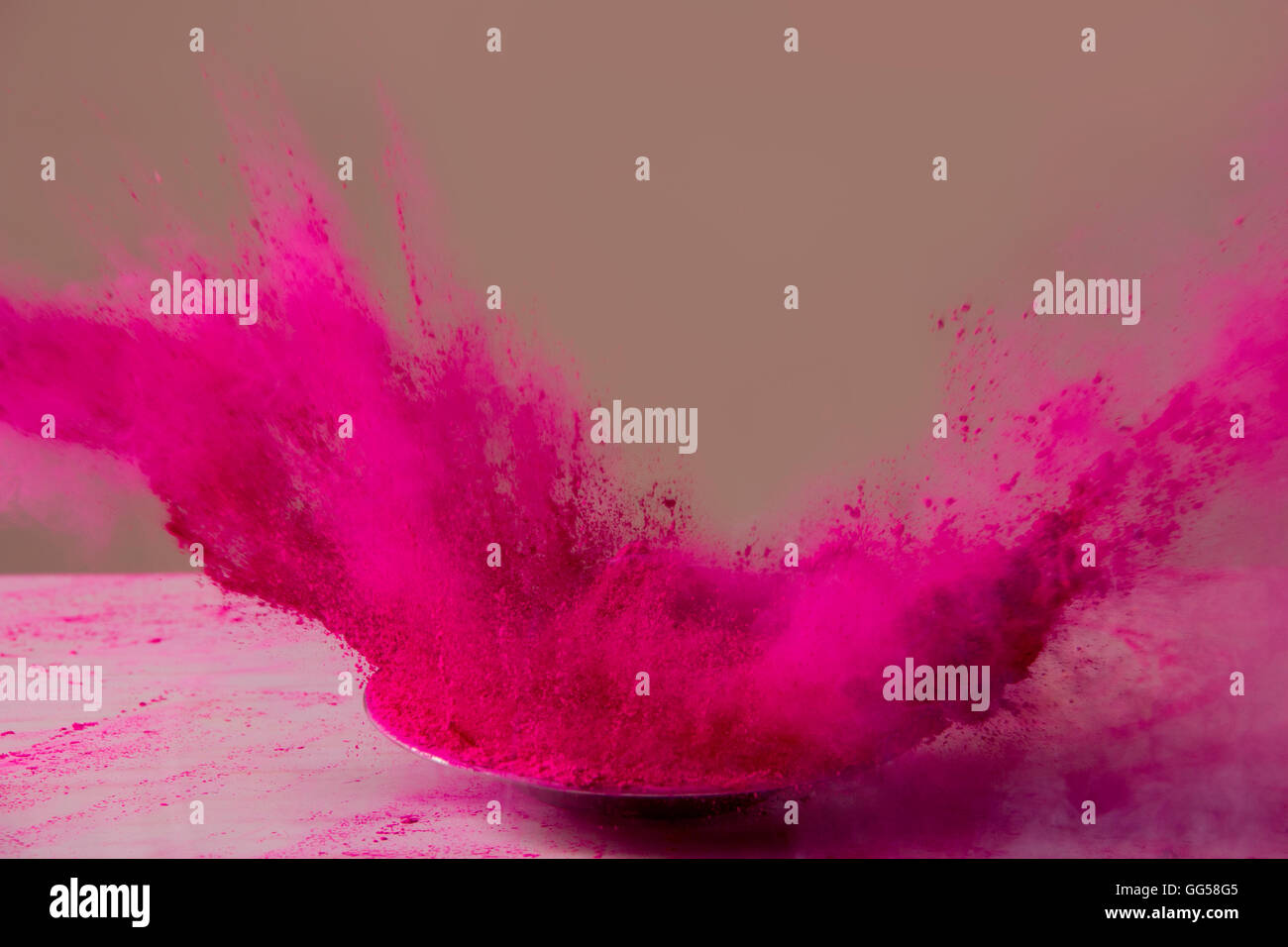 Poudre de couleur rose éclaboussures pendant le festival Holi Banque D'Images