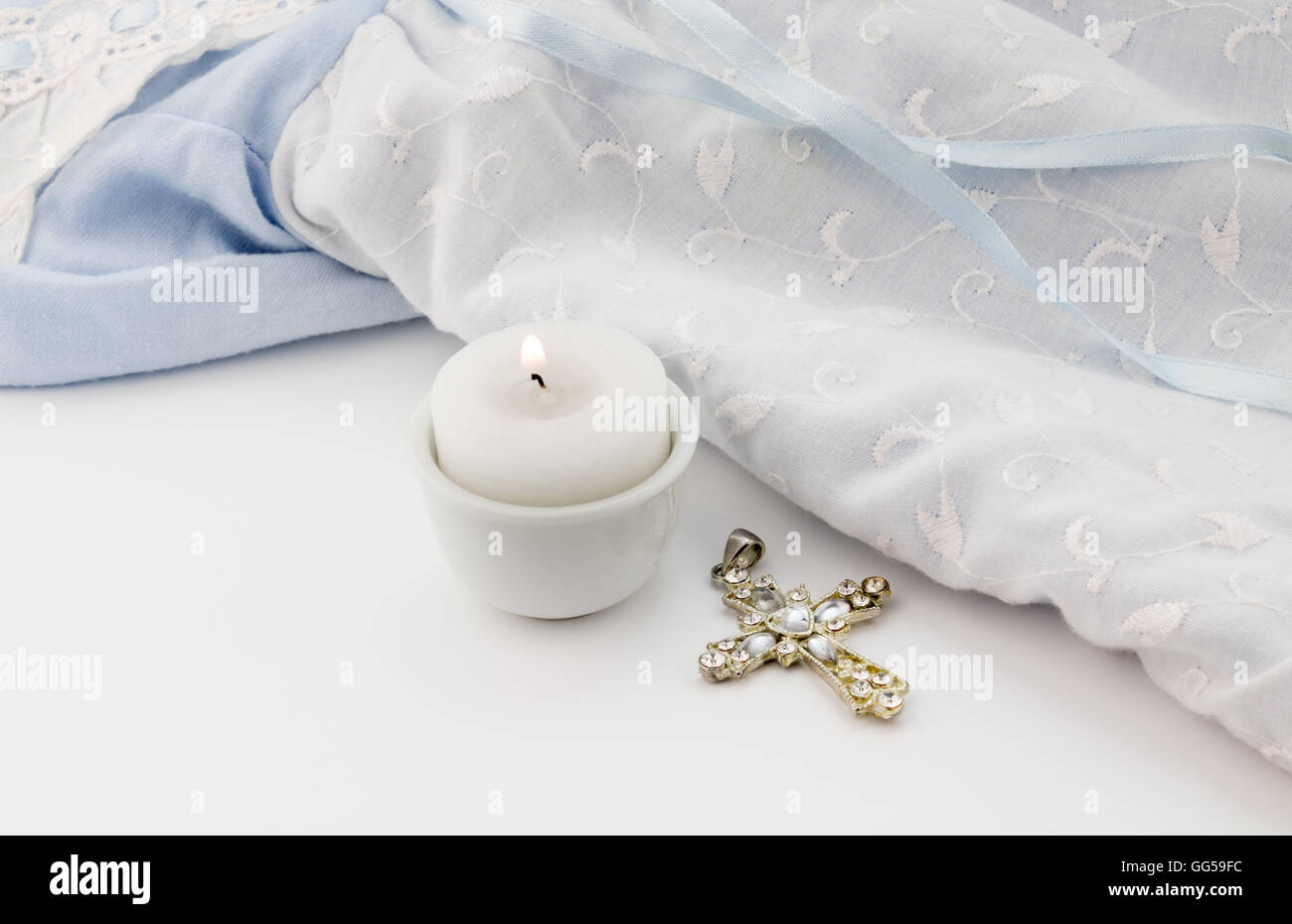 Arriere Plan De Bapteme Avec Pendentif En Forme De Croix Bougie Allumee Et Tenue De L Enfant Bleu Photo Stock Alamy Arriere Plan De Bapteme Avec Pendentif En Forme De Croix Bougie Allumee Et Tenue De L Enfant Bleu Photo Stock Alamy