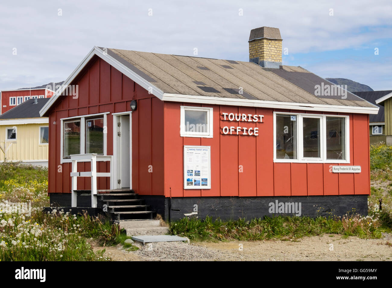 Office du Tourisme à construction en bois rouge. , Narsaq Kujalleq, Sud du Groenland Banque D'Images