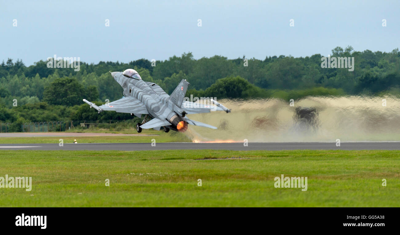 LM F-16C Fighting Falcon Polish Air Force 'Tiger' de l'équipe de démo au Royal International Air Tattoo 2016 Banque D'Images