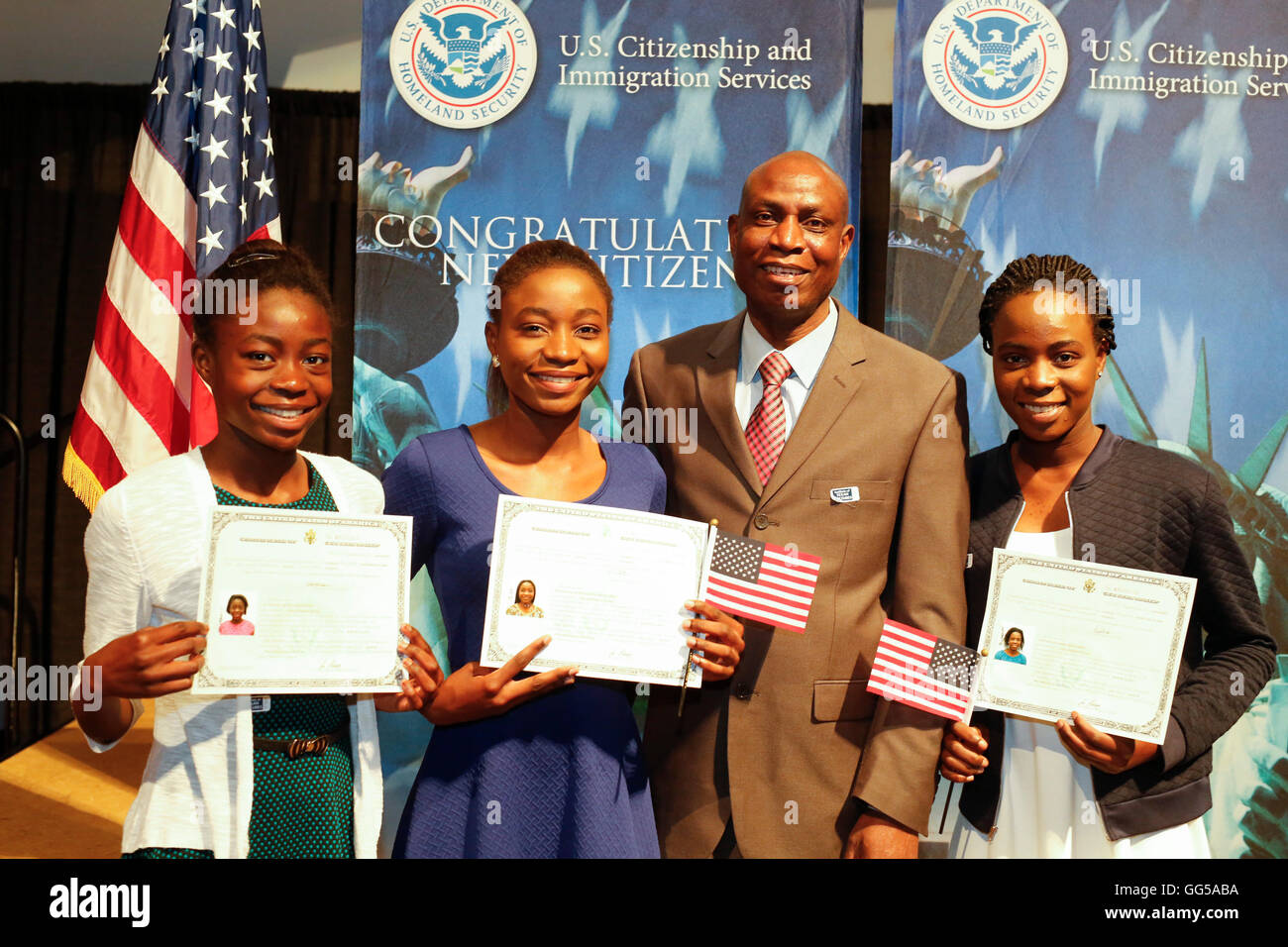 Les nouveaux citoyens des États-Unis afficher les certificats et poser avec les membres de la famille après la cérémonie de naturalisation à San Antonio (Texas) Banque D'Images