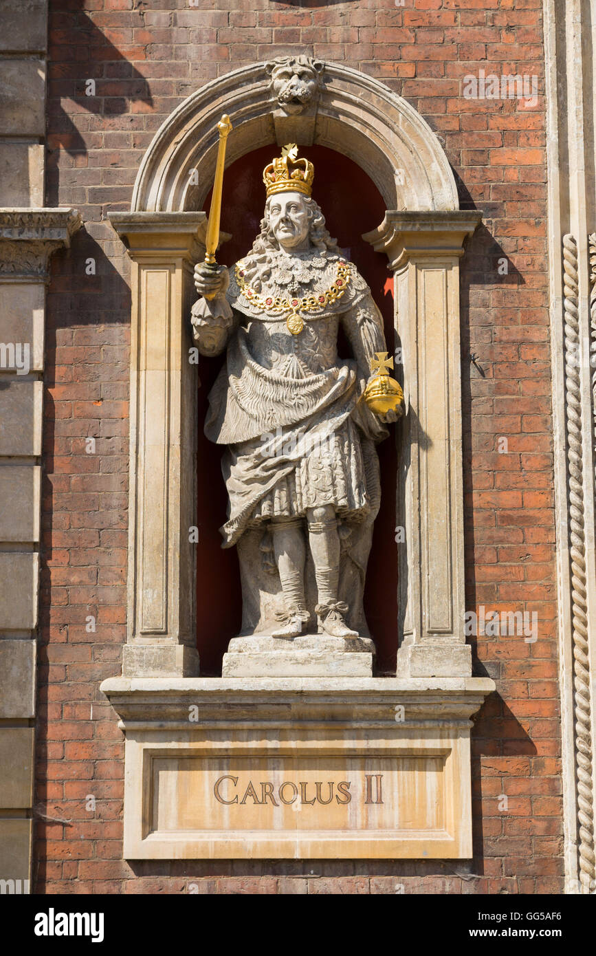 Statue du Roi Charles 2 nd / Charles II / ll / seconde, sur la façade extérieur de Guildhall (mairie) Worcester, Royaume-Uni Banque D'Images